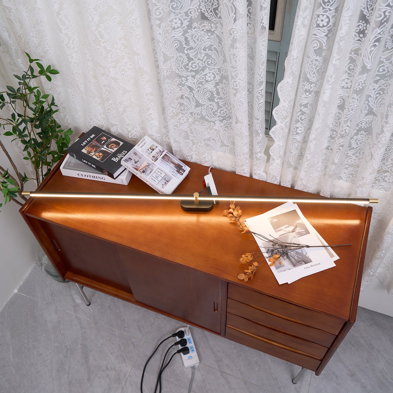 Lineaire wandlamp boven spiegel in moderne vorm