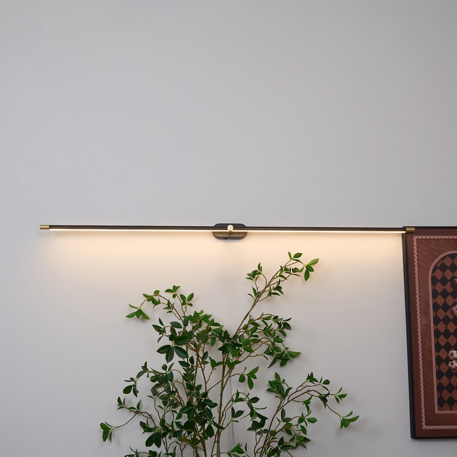 Lampe murale linéaire au-dessus du miroir de forme moderne