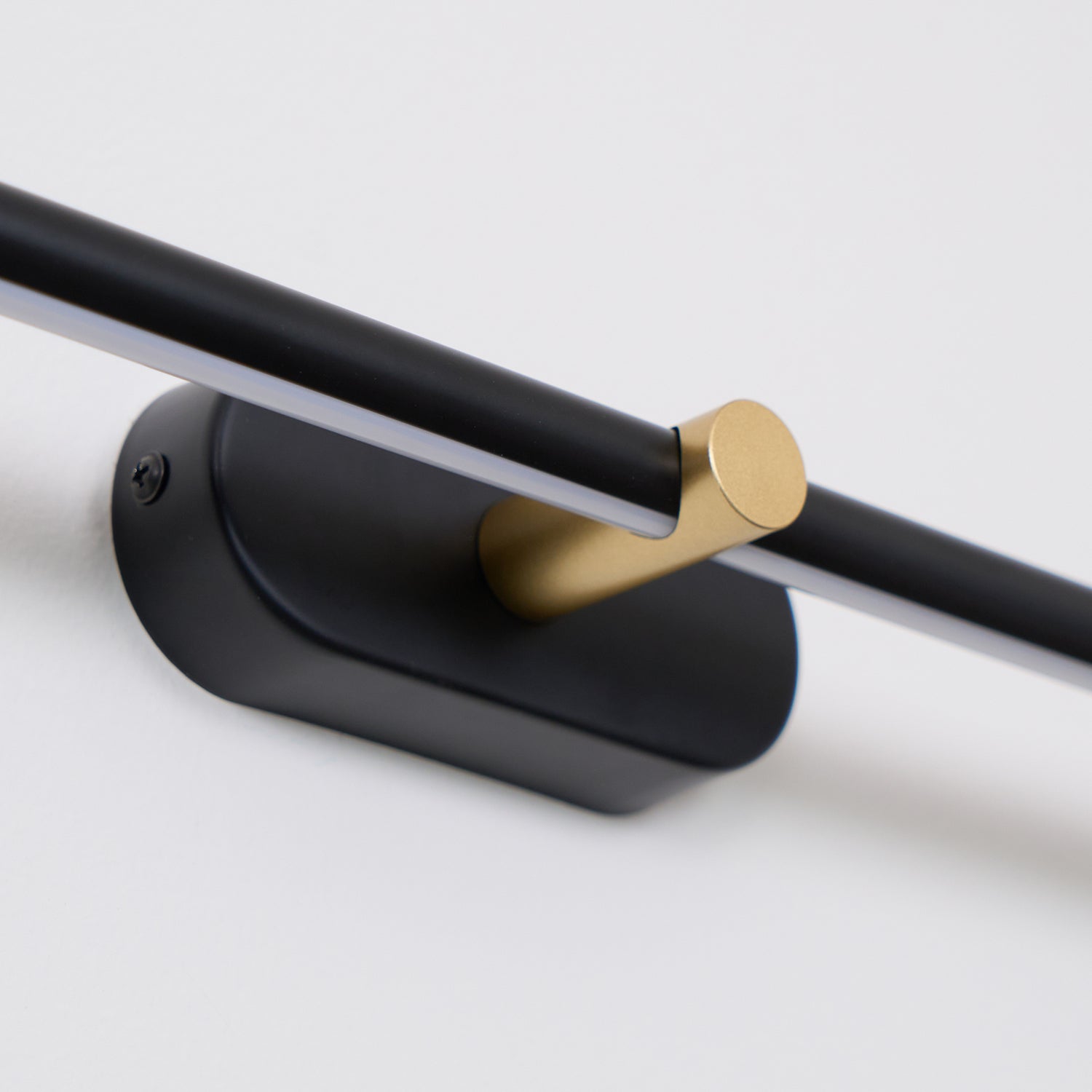 Lineaire wandlamp boven spiegel in moderne vorm