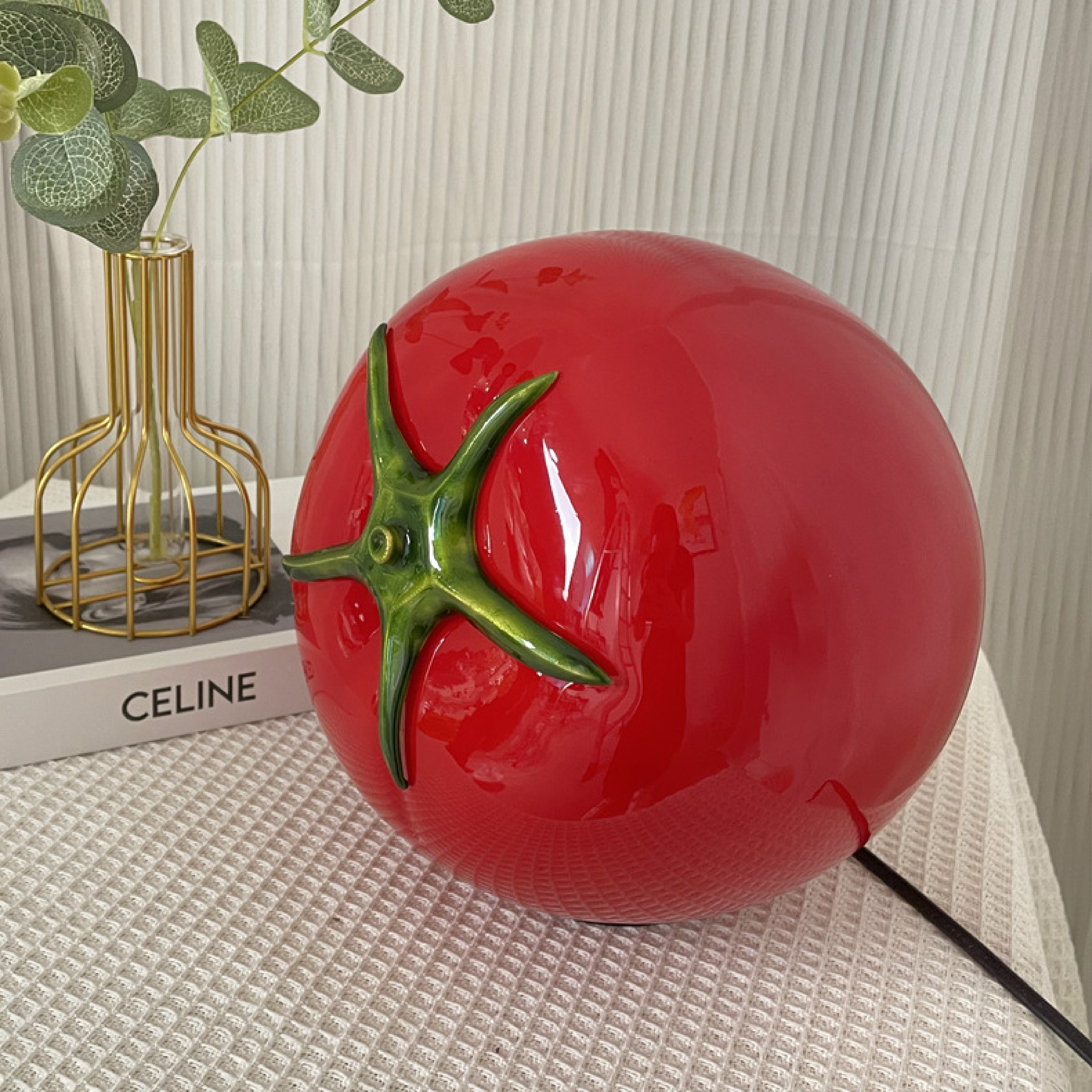 Nowoczesna błyszcząca lampa stołowa Tomato