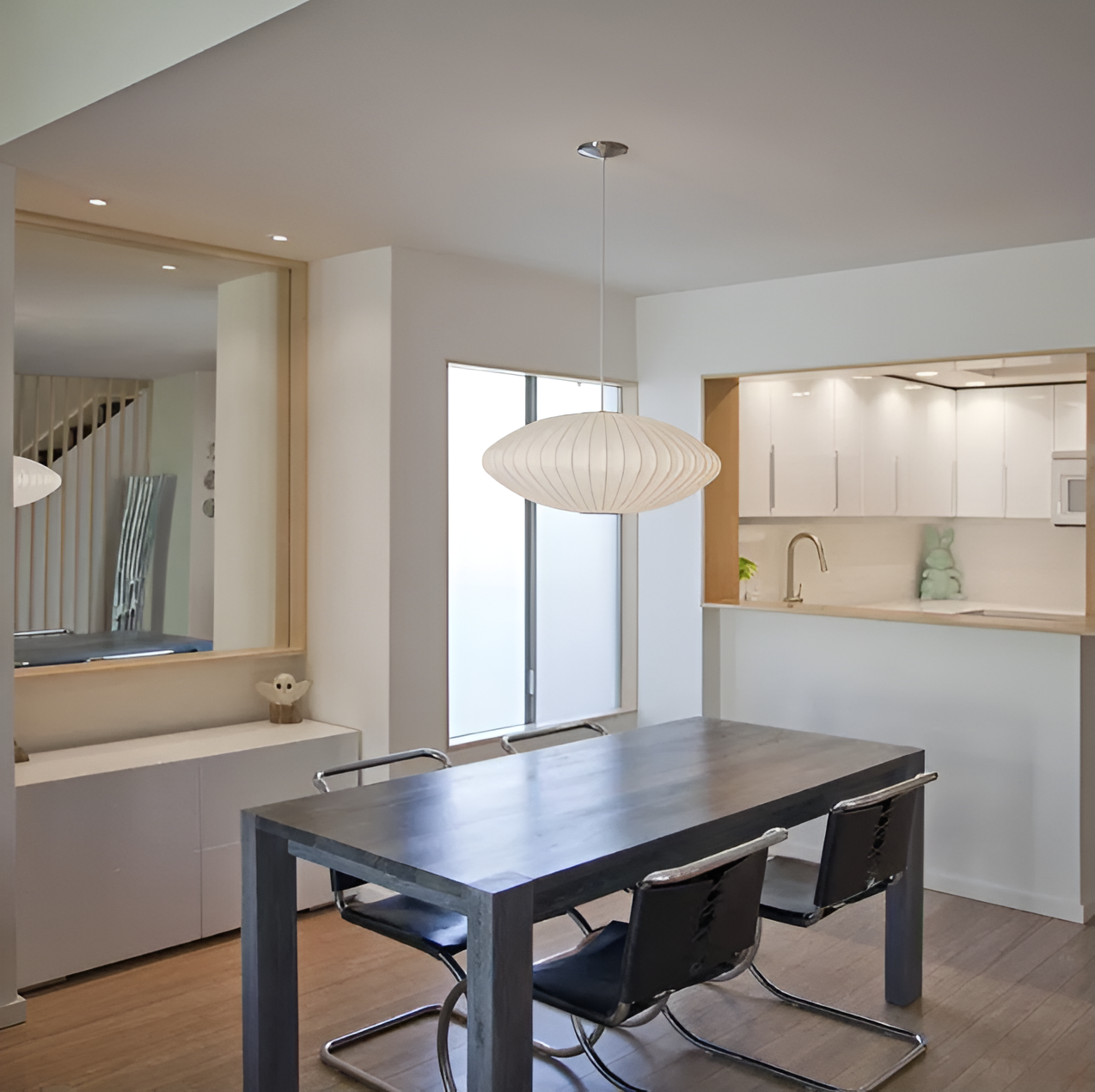 Lampa wisząca z okrągłym kloszem z żebrowaniem