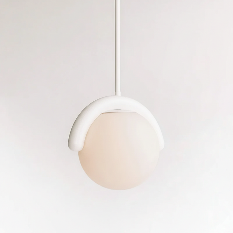 Liniowy żyrandol z falistą belką i trzema kulistymi światłami