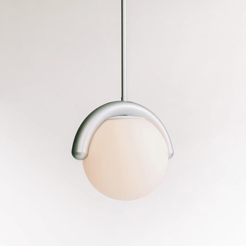 Liniowy żyrandol z falistą belką i trzema kulistymi światłami