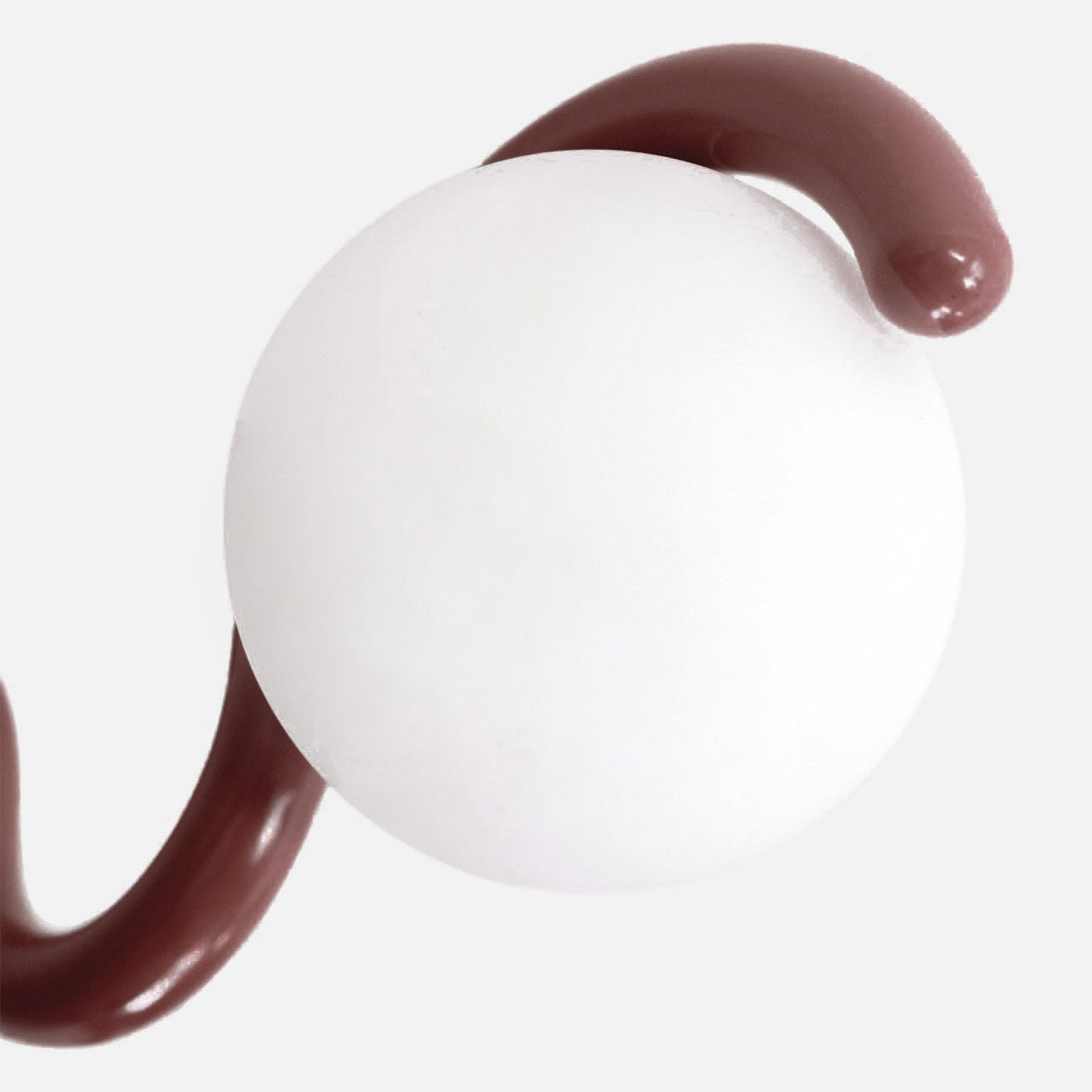 Liniowy żyrandol z falistą belką i trzema kulistymi światłami