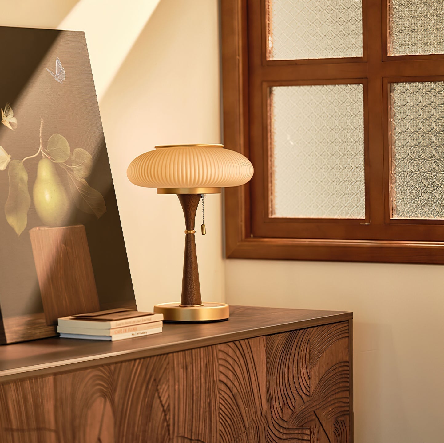 Elegante tafellamp met houten voet en geribbelde kap