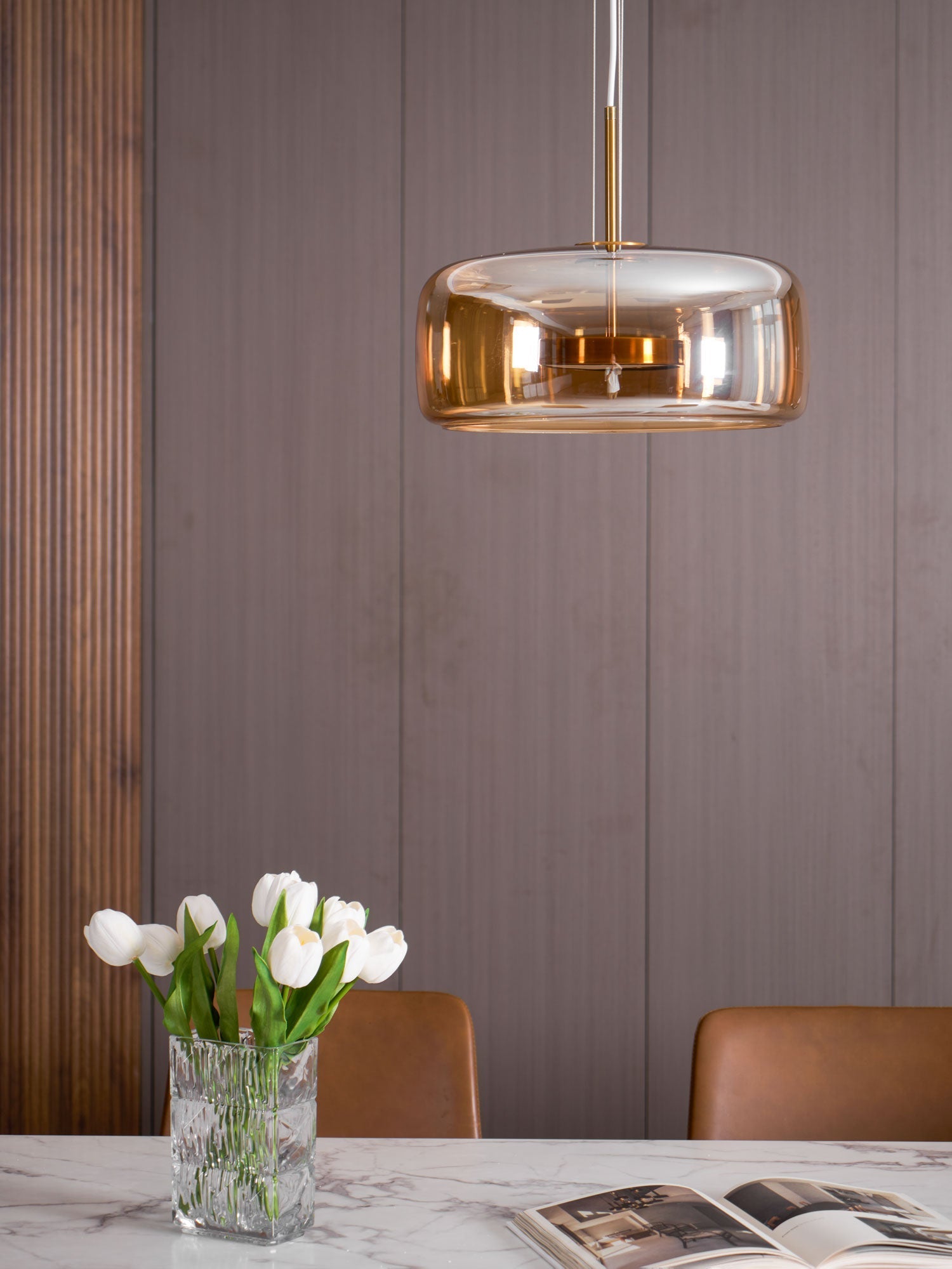 Moderne hanglamp met LED van getint glas