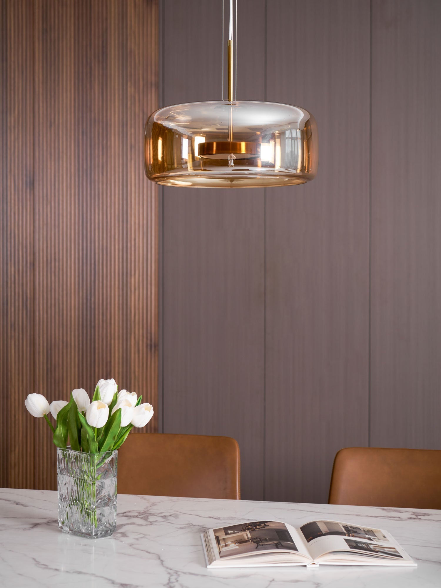 Moderne hanglamp met LED van getint glas