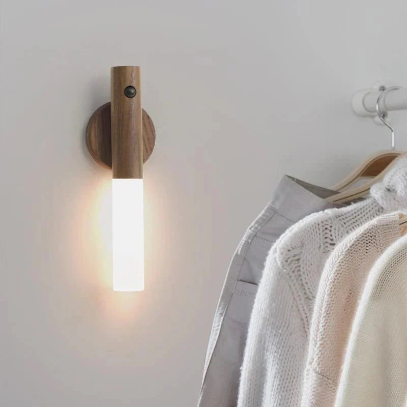 Lampe murale en bois minimaliste avec abat-jour cylindrique