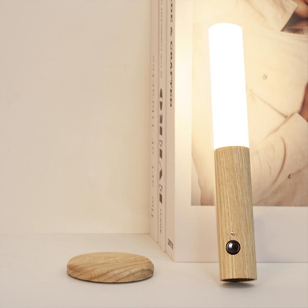 Minimalistische houten wandlamp met cilindervormige kap