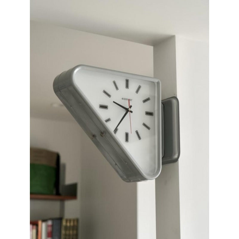 Horloge murale triangulaire à deux cadrans