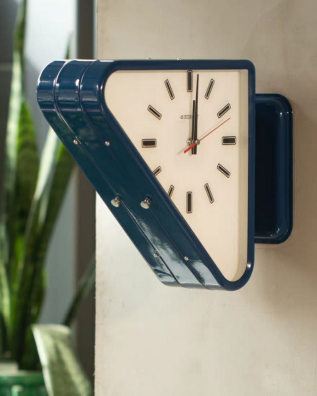 Horloge murale triangulaire à deux cadrans