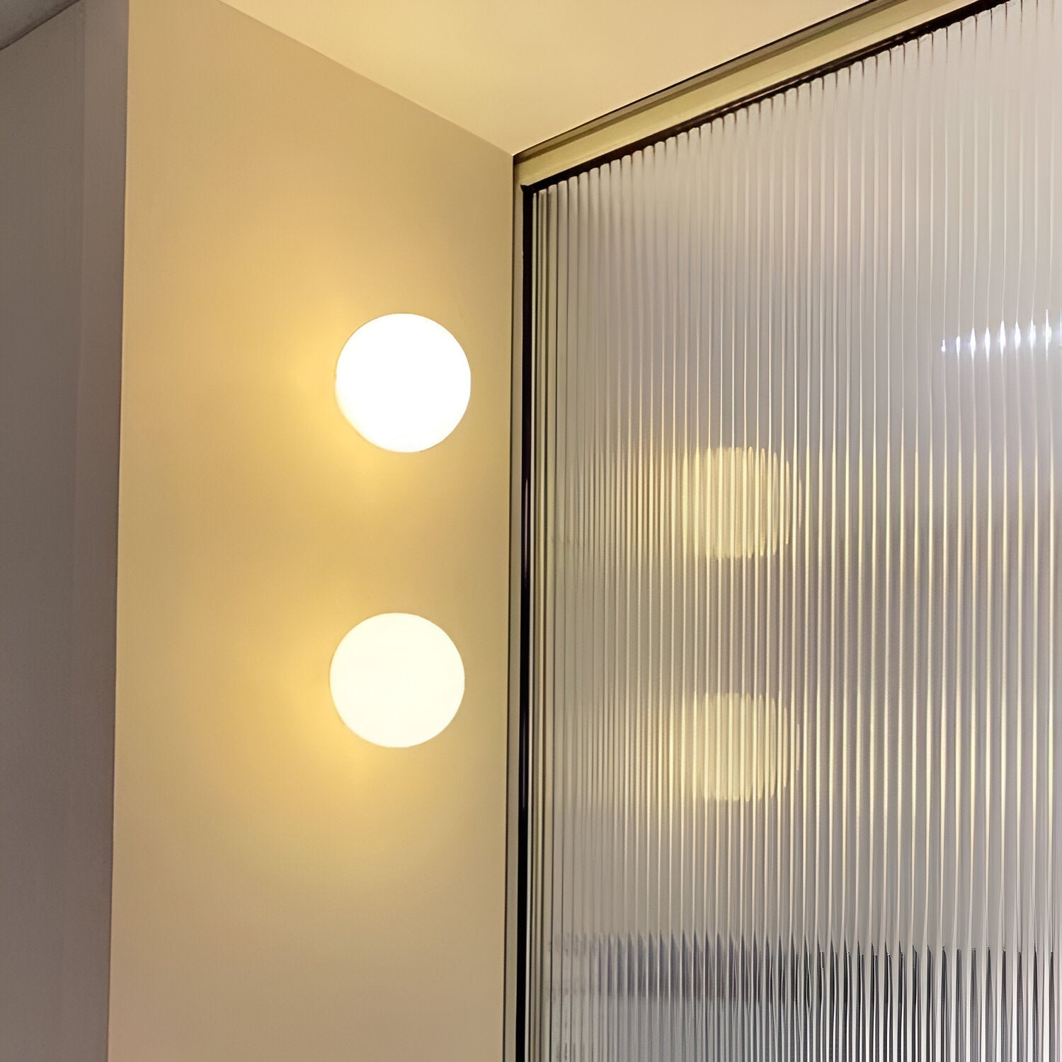 Minimalistische ronde wandlamp LED van glas met zacht licht