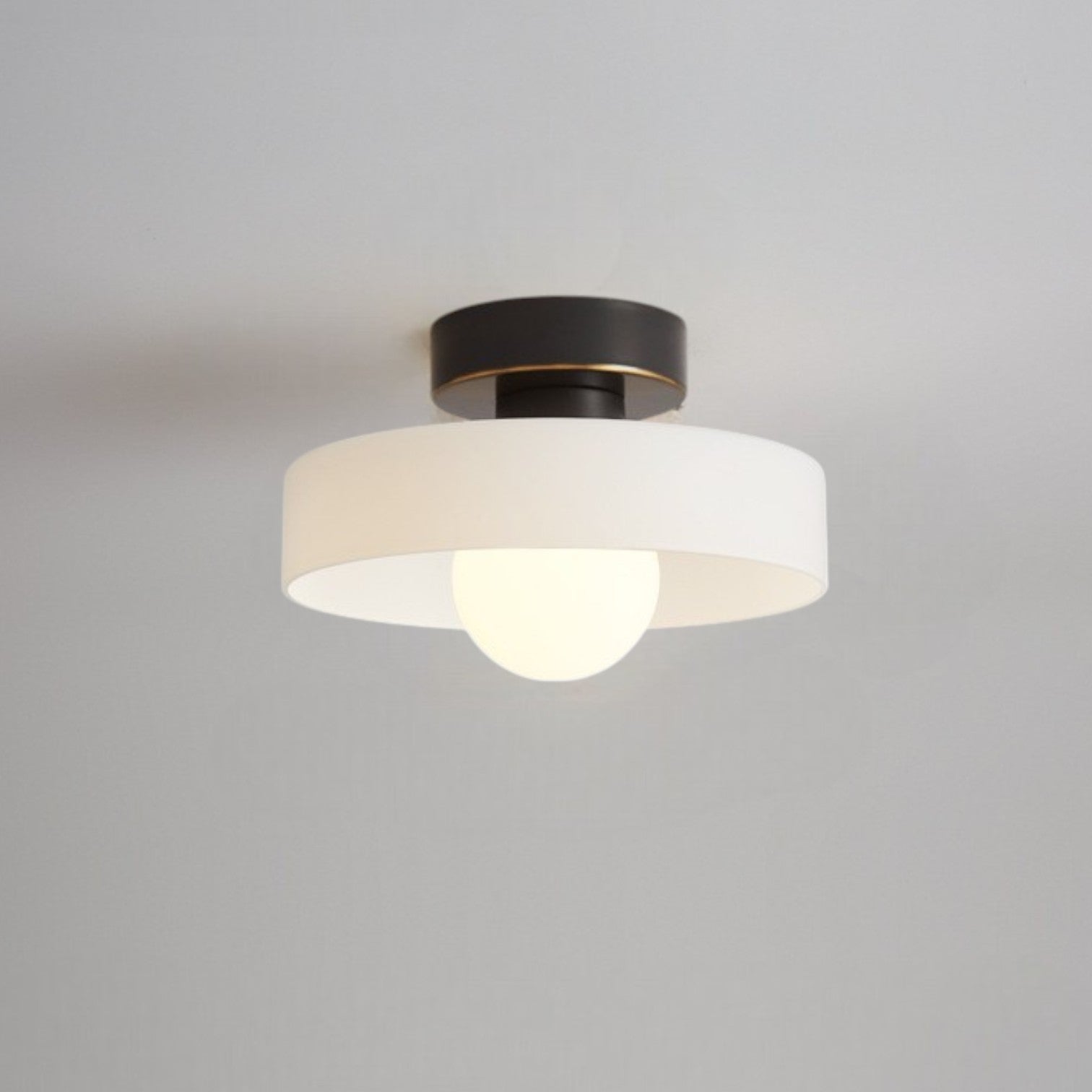 Francuska lampa sufitowa w stylu Bauhaus