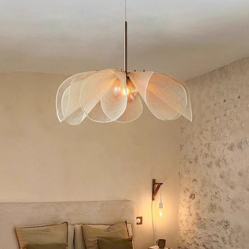 Lampa wisząca z płatkami materiału w stylu vintage