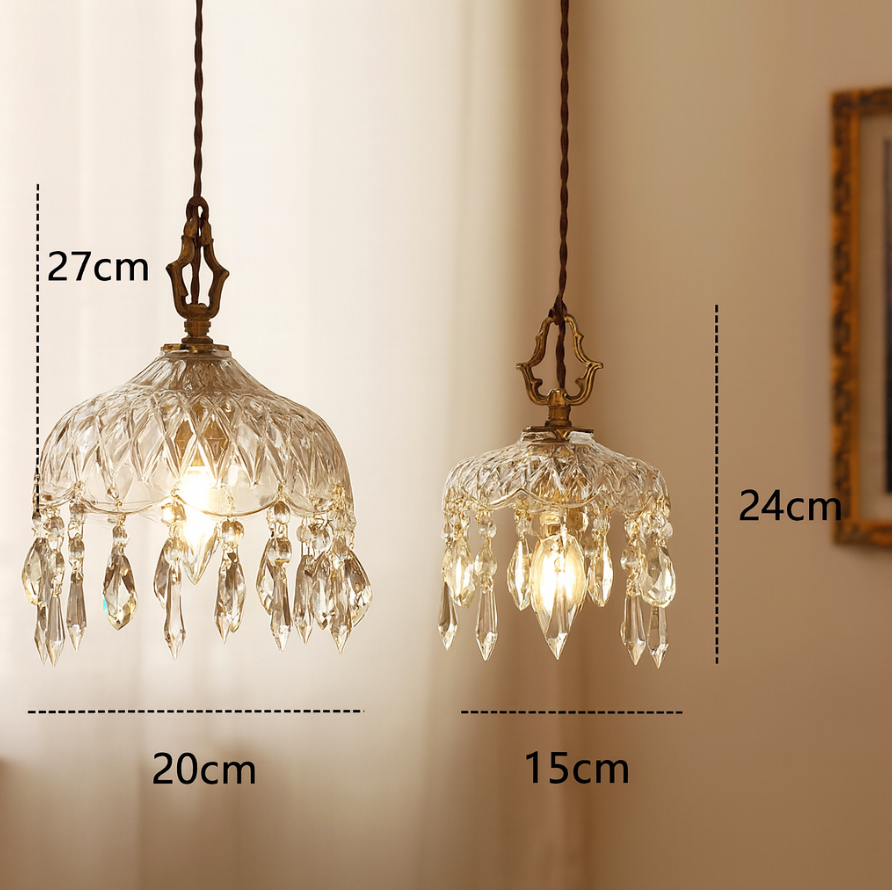 Hangende kristallen lamp in vintage stijl met messing afwerking