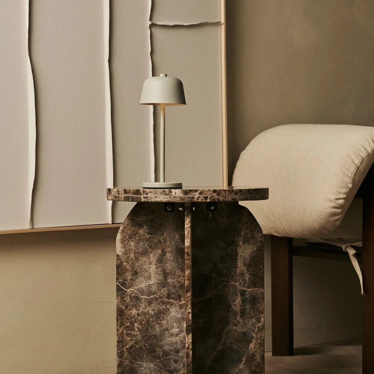 Lampa stołowa z okrągłym kloszem i smukłym pionowym trzonem