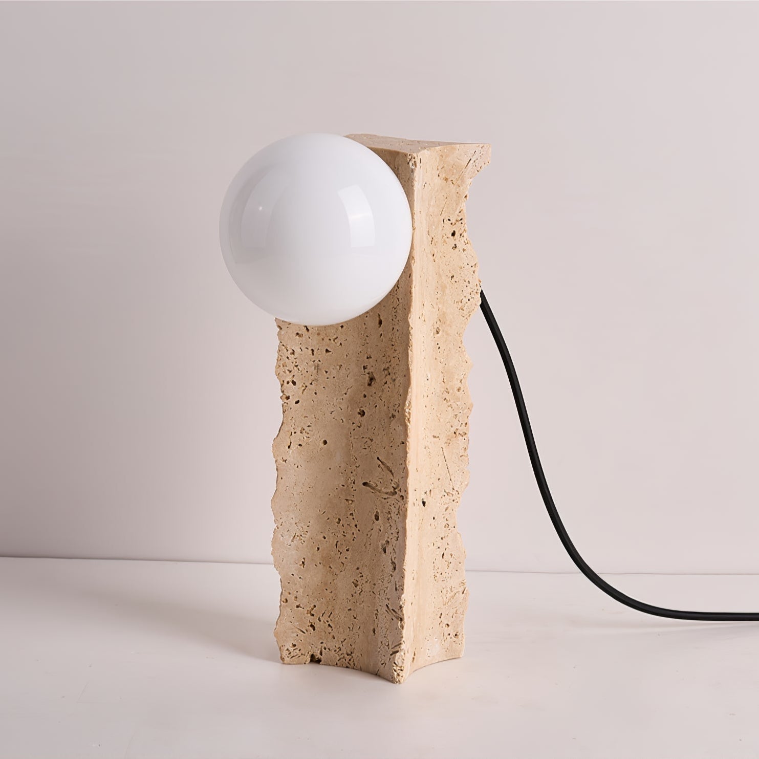 Lampe de table en travertin avec forme verticale et lumière latérale sphérique