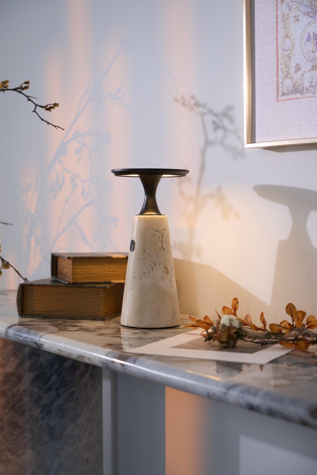 Beeldhouwers tafellamp met een eigentijdse vorm