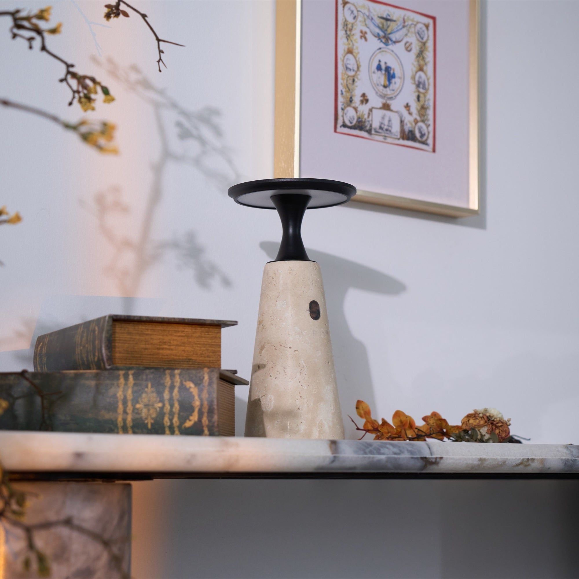 Beeldhouwers tafellamp met een eigentijdse vorm