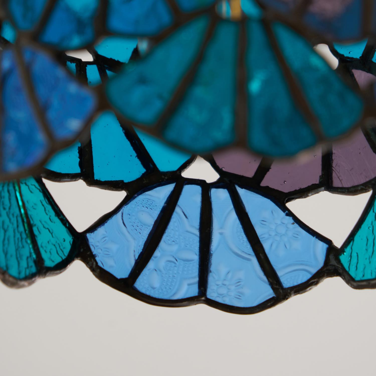 Plafondlamp van gekleurd glas in gebrandschilderde stijl