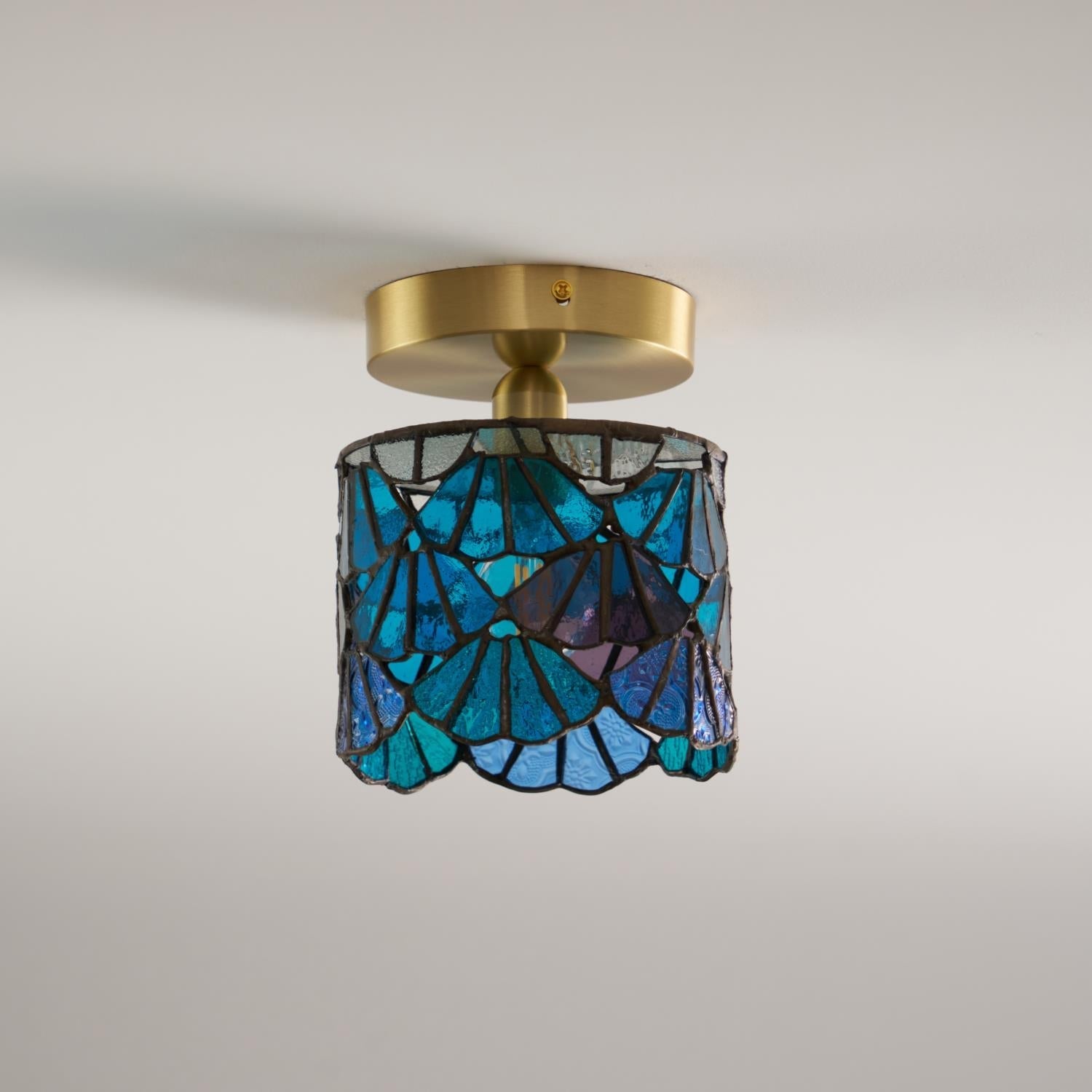 Plafondlamp van gekleurd glas in gebrandschilderde stijl