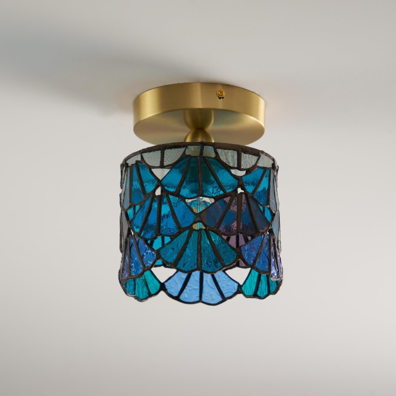Plafondlamp van gekleurd glas in gebrandschilderde stijl