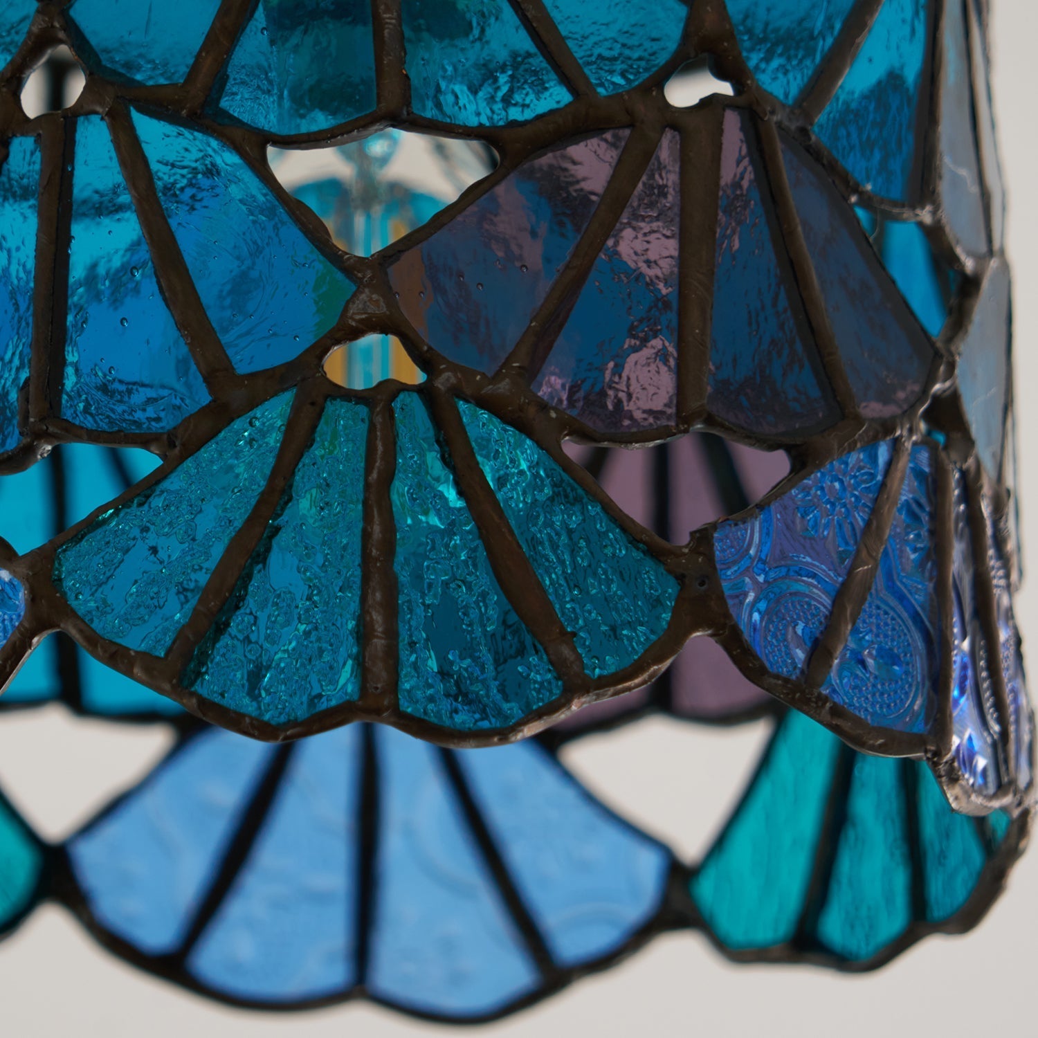 Plafondlamp van gekleurd glas in gebrandschilderde stijl