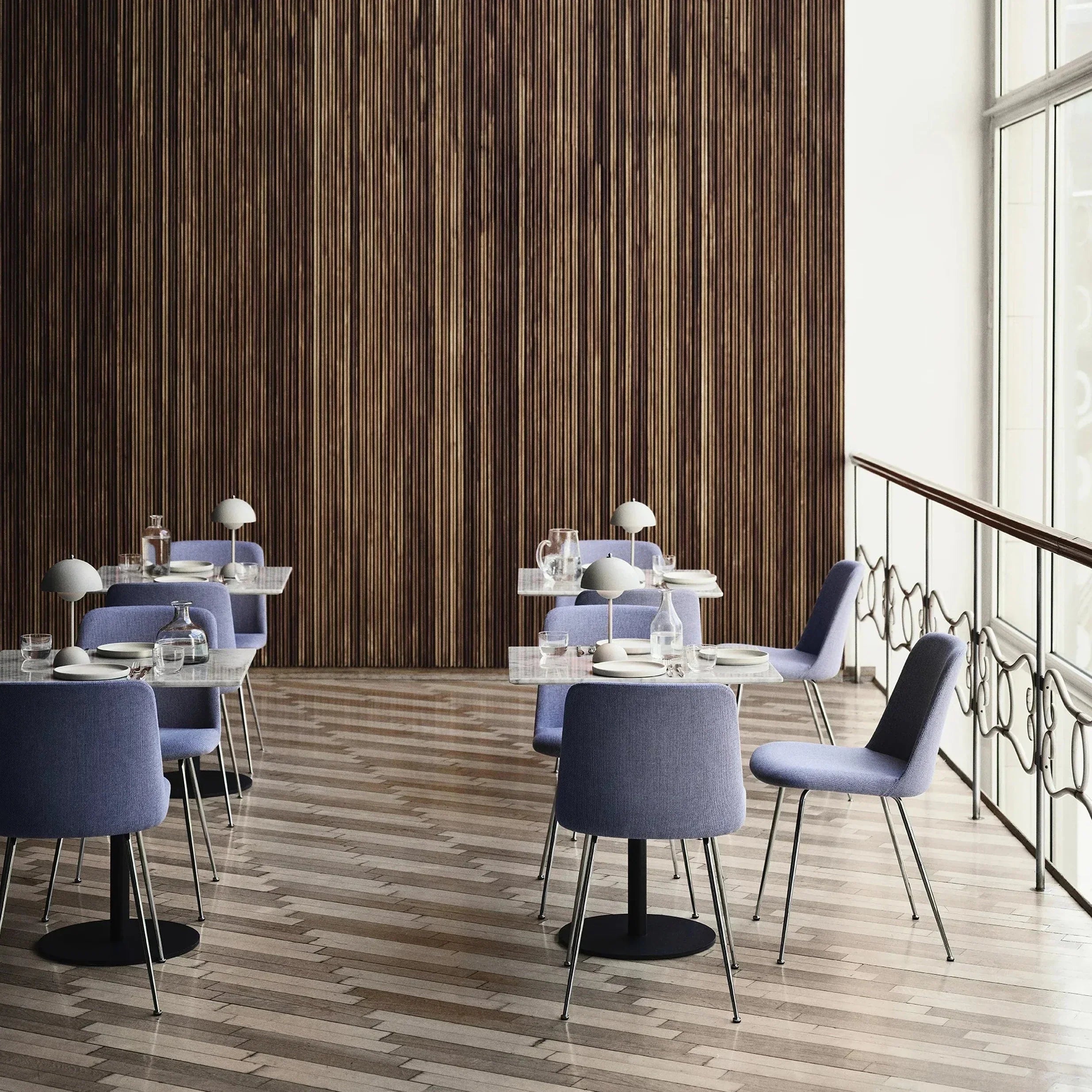 Minimalistische LED-tafellamp in de vorm van een paddenstoel