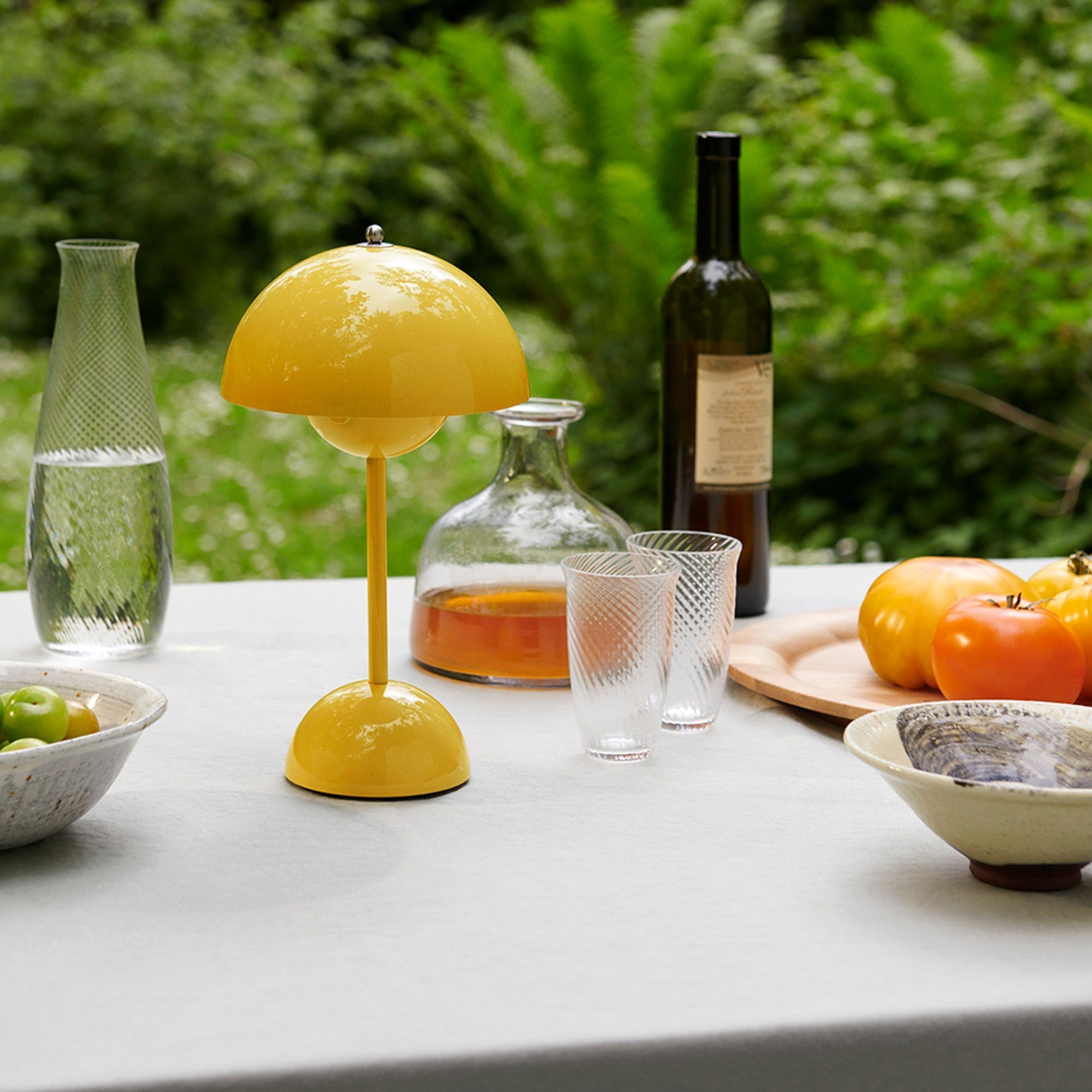 Minimalistische LED-tafellamp in de vorm van een paddenstoel