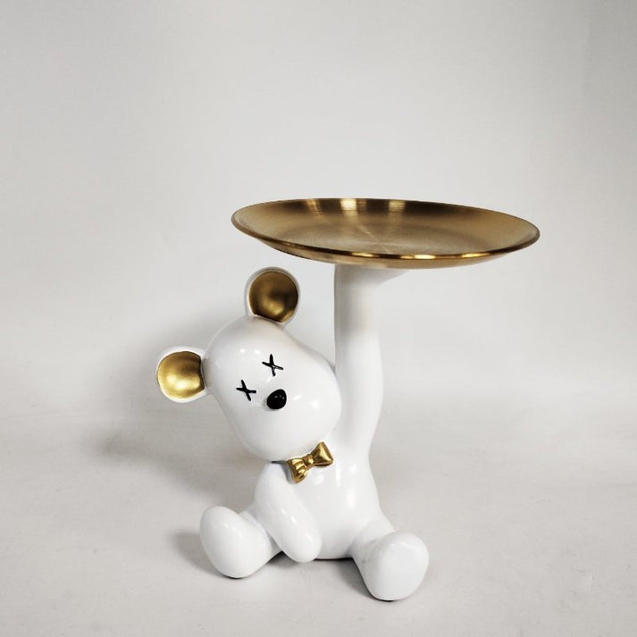 Kolorowa figurka niedźwiedzia trzymająca okrągłą tackę