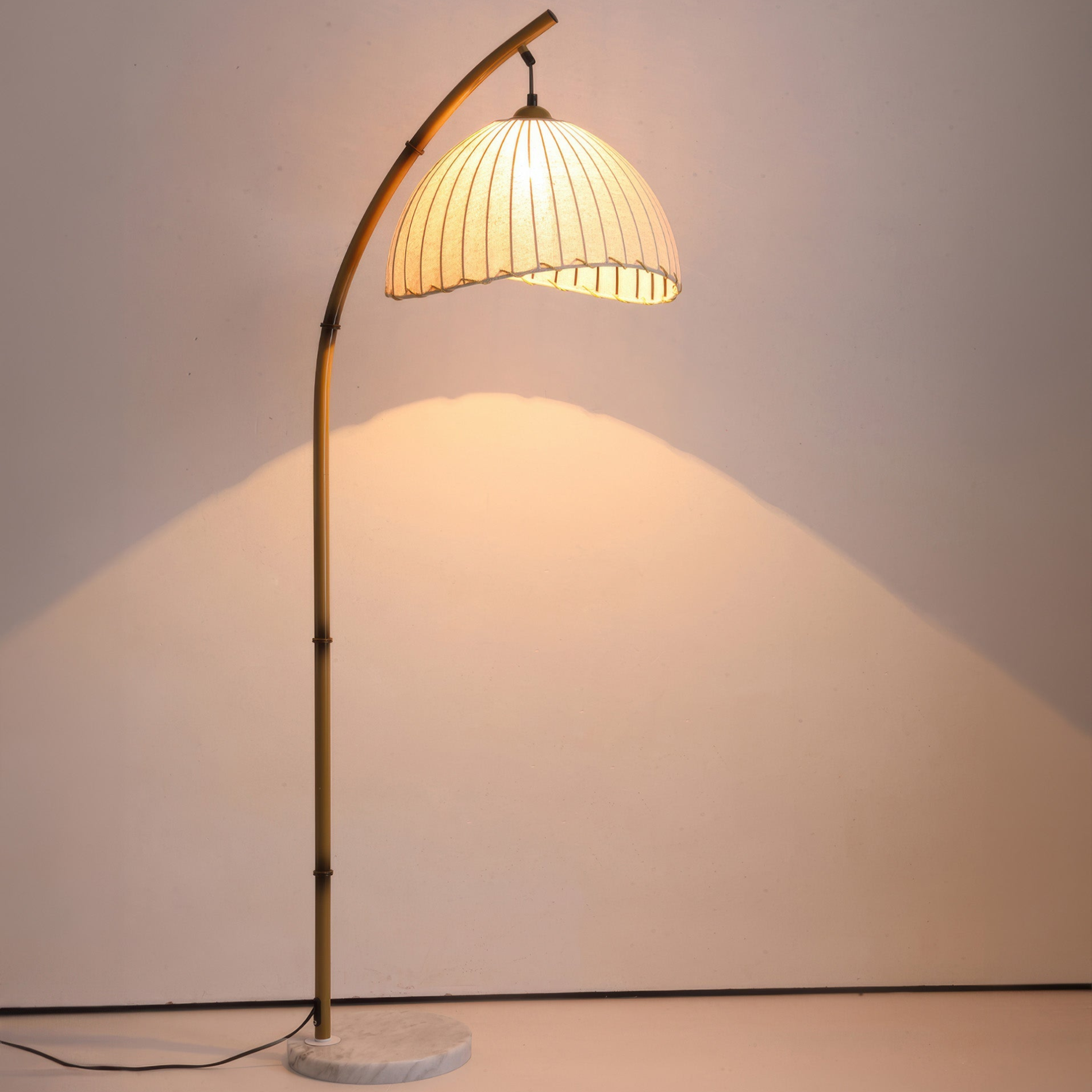 Lampa podłogowa z plisowanego bambusa w stylu vintage