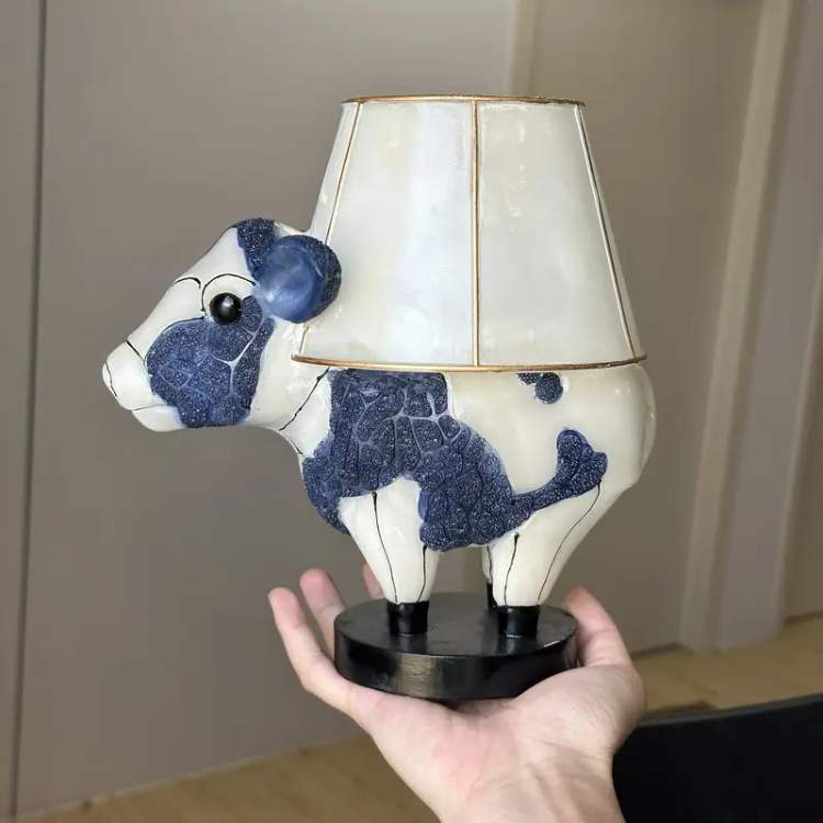 Lampe de table en forme de vache avec abat-jour en tissu