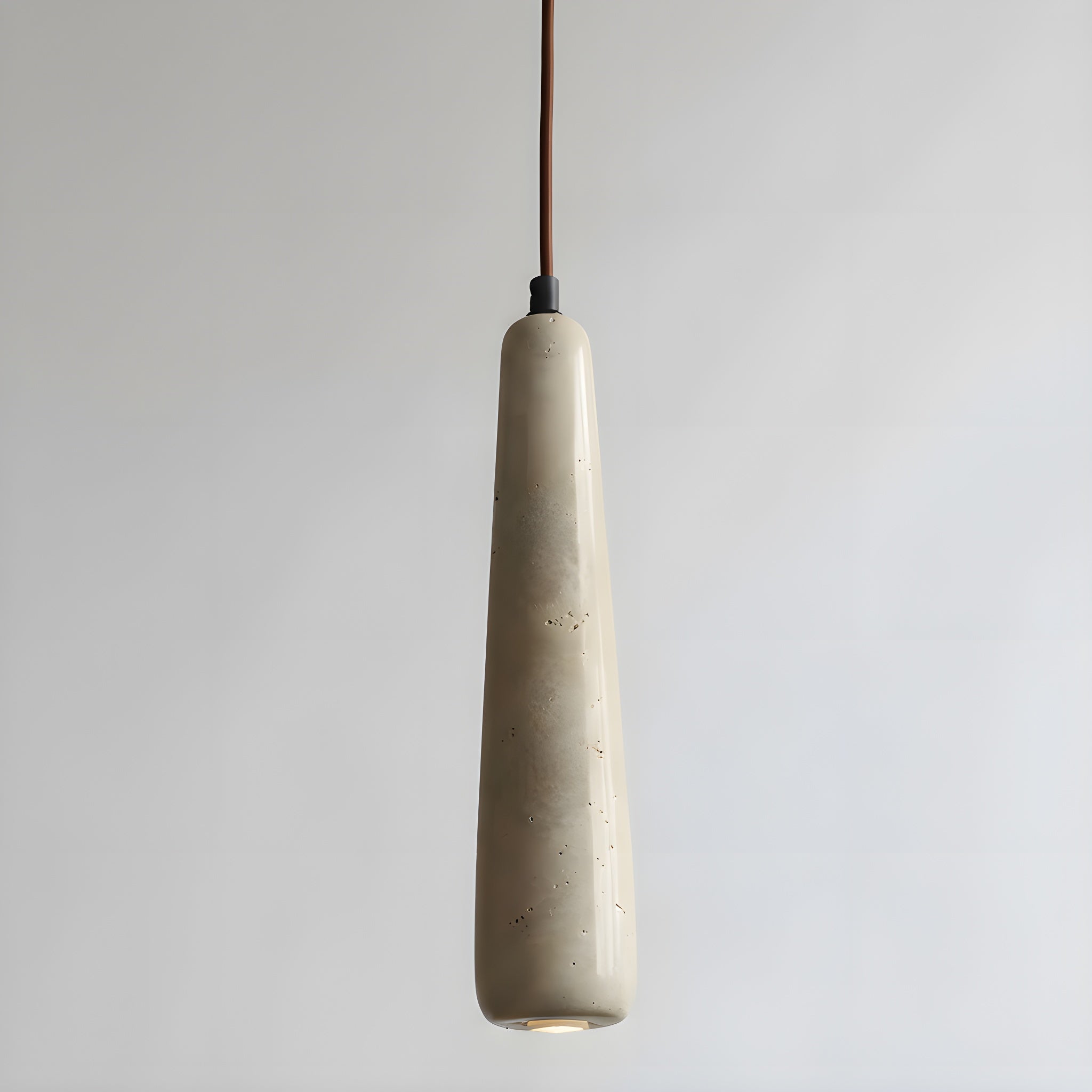 Moderne hanglamp in de vorm van een potlood