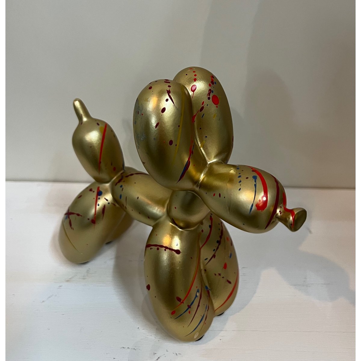 Figurka psa balonowego z powierzchnią z plamami