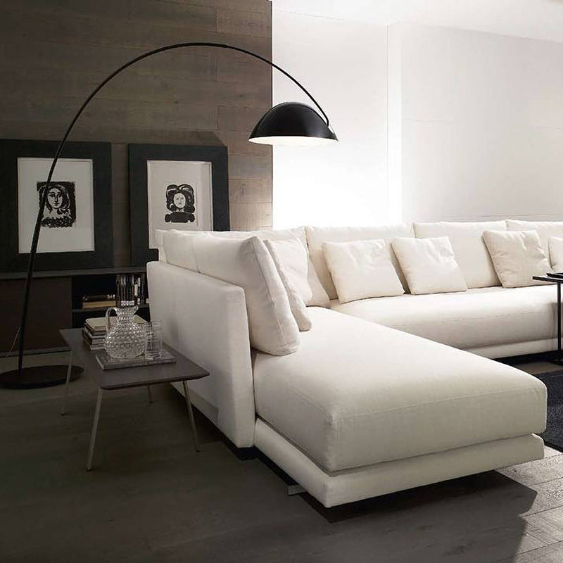 Lampa podłogowa z długim łukowym ramieniem i kopułowym kloszem