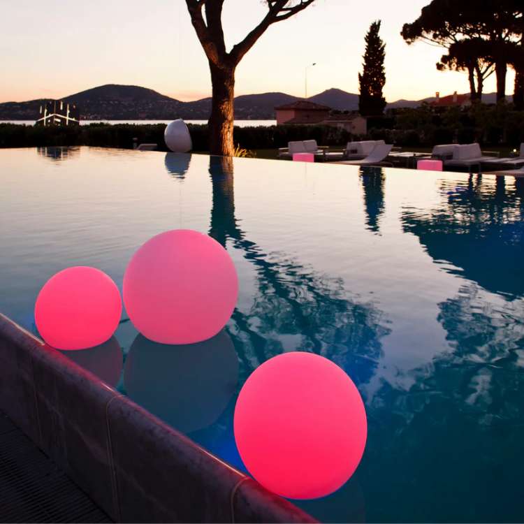 Kulista lampa zewnętrzna z nieprzezroczystą okrągłą obudową