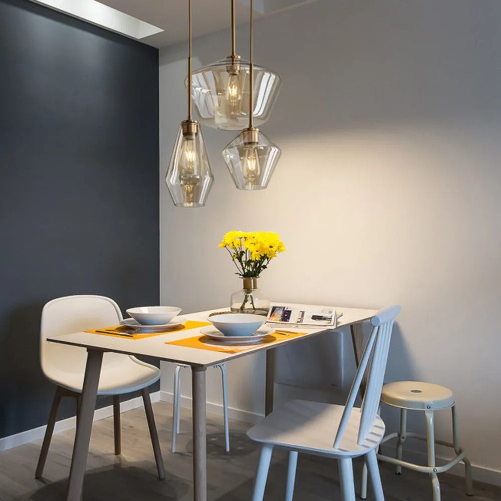 Glazen hanglamp met diamantvorm en metalen afwerking