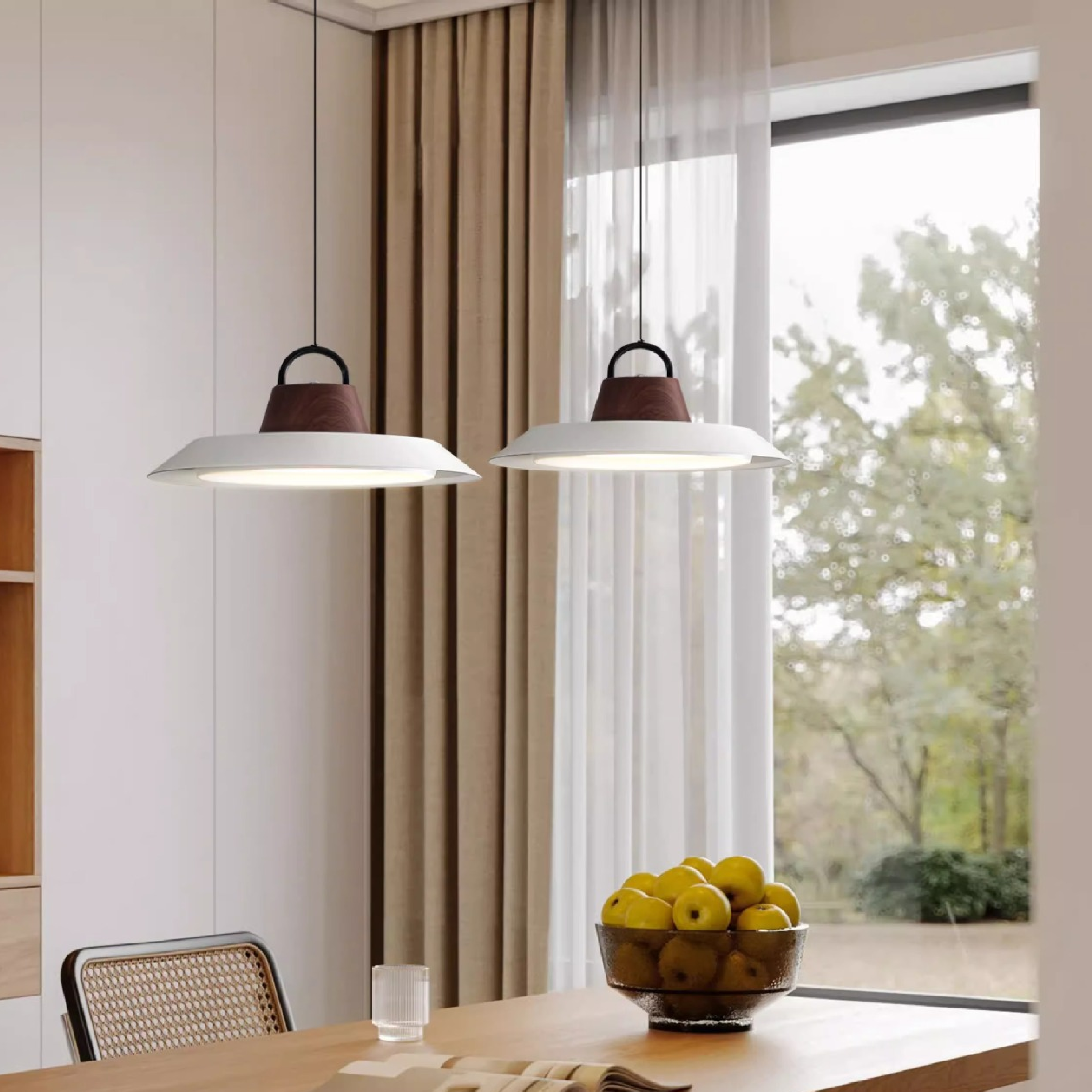 Klasyczna skandynawska lampa wisząca z drewna i metalu