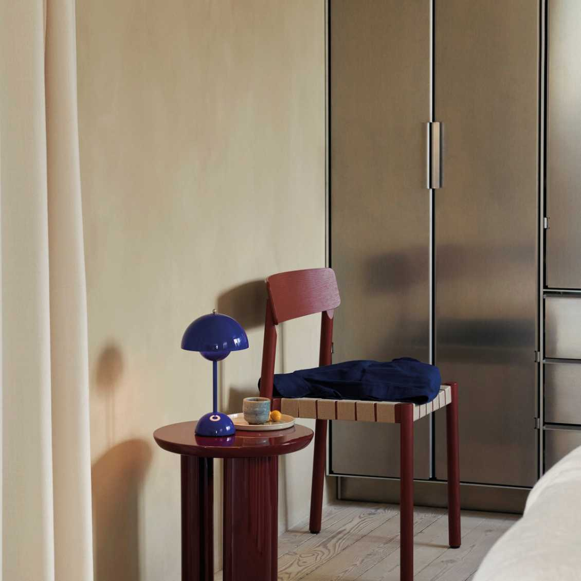 Minimalistische LED-tafellamp in de vorm van een paddenstoel