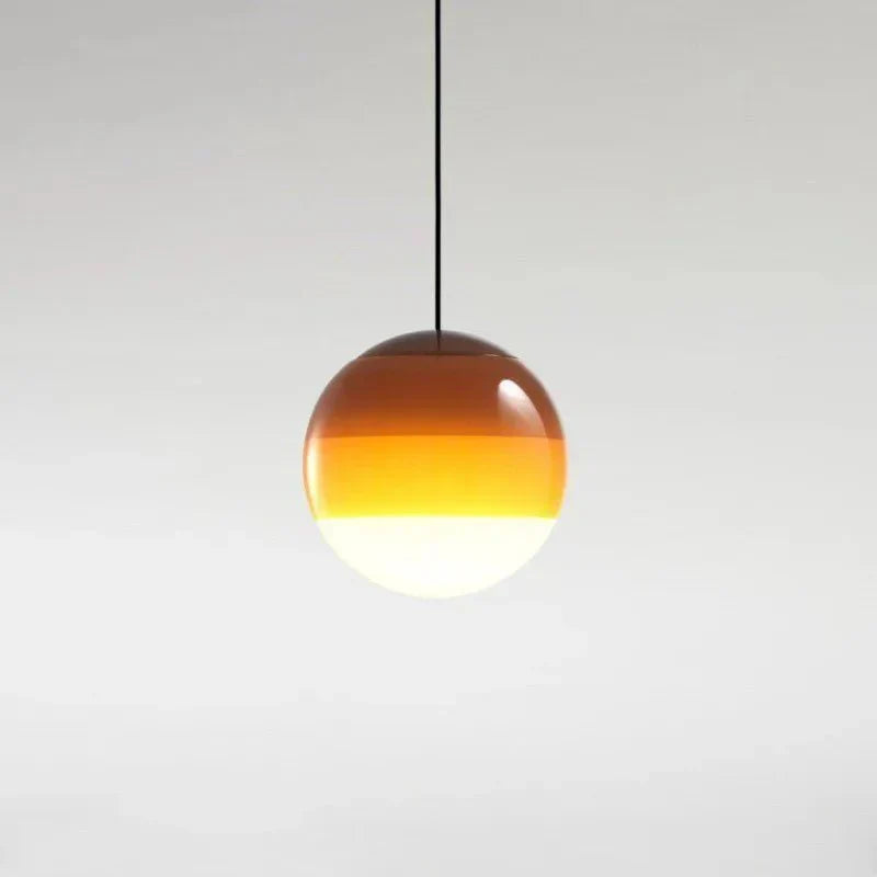 Hanglamp met bolvormige kap en horizontale kleurbanden