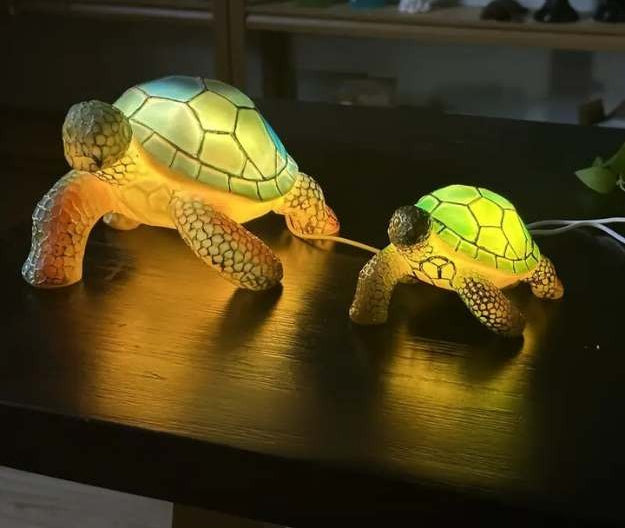 Lampe de table en forme de tortue avec carapace semi-transparente